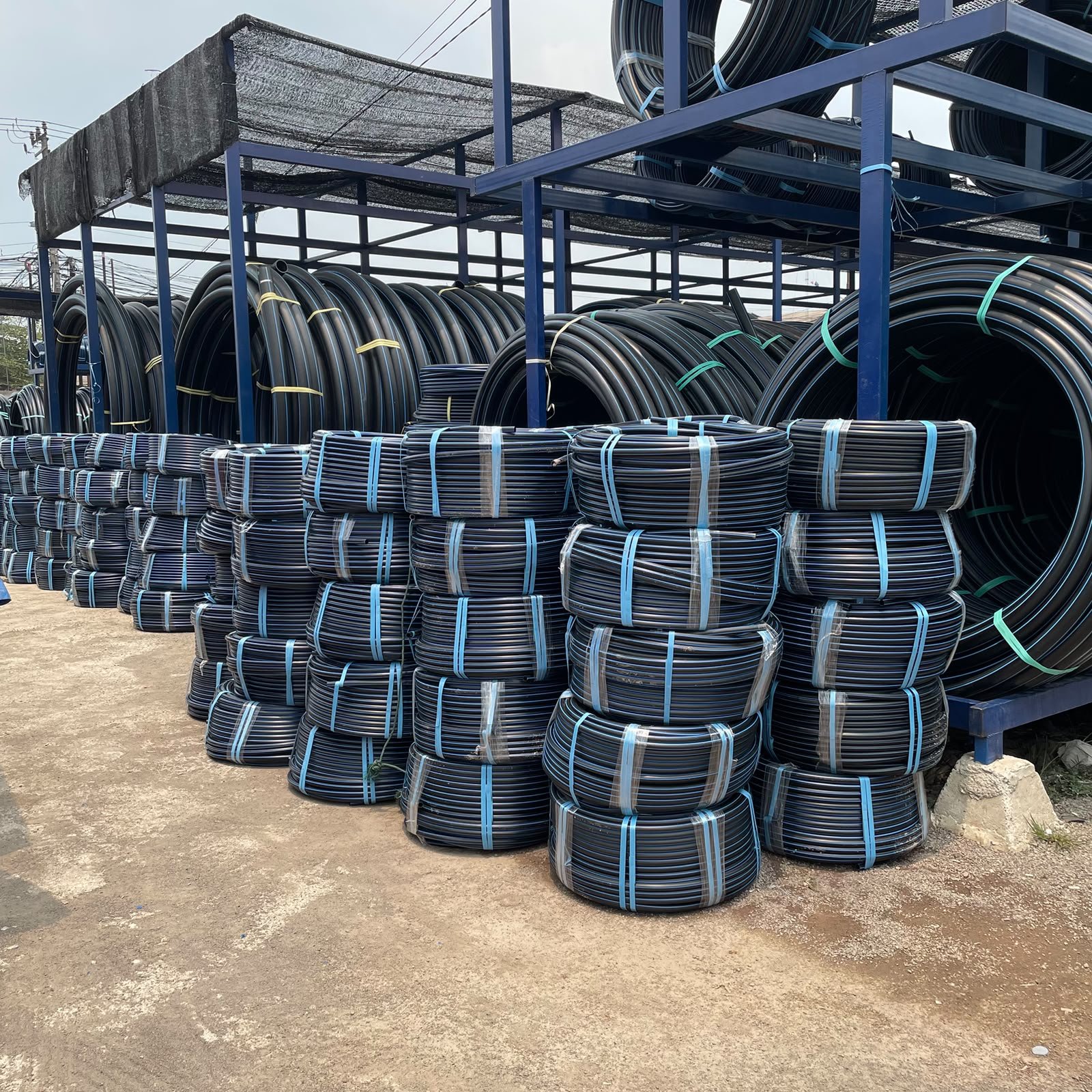 Pipa HDPE roll hitam bergaris biru