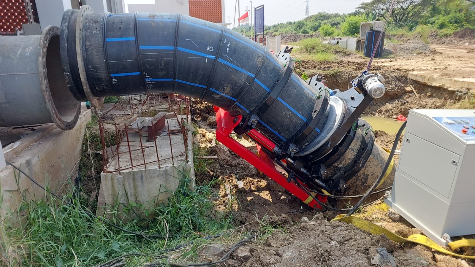 Proses butt fusion pipa HDPE berdiameter besar di lokasi proyek