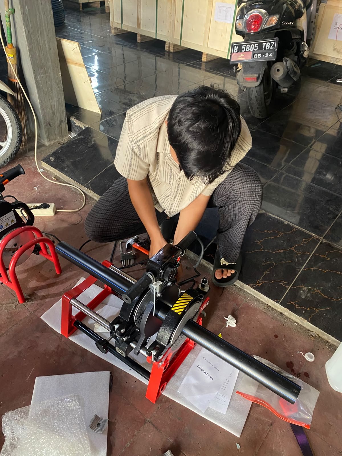 Proses penyiapan mesin penyambungan pipa HDPE
